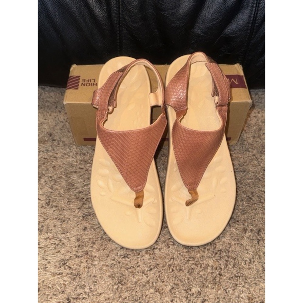 MEGNYA Women's Sandals BrownTextured Thong Straps Adjustable Hook Size 9